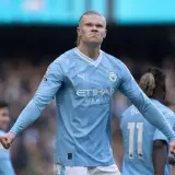 Erling Haaland, najdroższy piłkarz na świecie, w błękitnej koszulce Manchesteru City, świętuje bramkę.