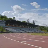 Pusta bieżnia i trybuny stadionu 650-lecia w Słupsku czekają na sportowców.