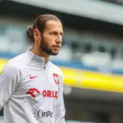 Piłkarz Grzegorz Krychowiak w białej bluzie z orłem. Ile ma lat?