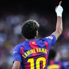 Lamine Yamal, młody talent FC Barcelona B, świętuje bramkę. Jego koszulka z numerem 10 i nazwiskiem jest widoczna.