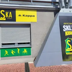Oficjalny sklep kibica Siarki Tarnobrzeg na stadionie. Logo klubu i napisy "Eska Sport", "Kappa".