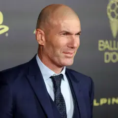 Zinedine Zidane, jeden z najlepszych piłkarzy Francji, w garniturze na gali Ballon d'Or.