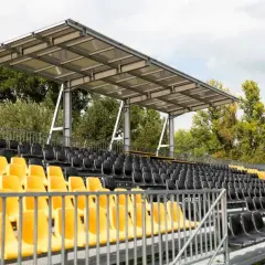 Nowe trybuny stadionu w Krakowie. Projekt uwzględnia żółte i czarne siedzenia pod zadaszeniem.