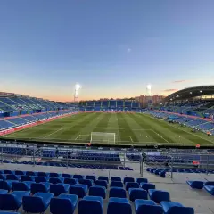 Puste trybuny stadionu Coliseum Alfonso Pérez o zmierzchu, gotowe na mecz.