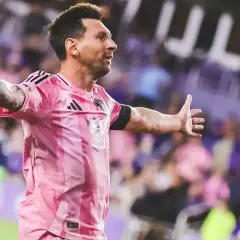 Lionel Messi w różowej koszulce świętuje bramkę. W jakim klubie gra Messi 2024? W Inter Miami CF.