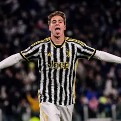 Kenan Yıldız w koszulce Juventusu z językiem na wierzchu, radośnie świętuje bramkę.