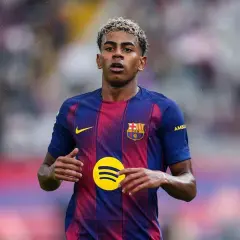 Młody piłkarz FC Barcelony w koszulce z logo Spotify. Zastanawiasz się, ile zarabia Lamine Yamal?