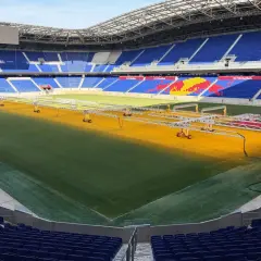 Na murawie Red Bull Arena w Harrison rozstawiono specjalne lampy do pielęgnacji trawy.
