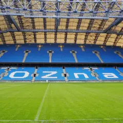 Puste trybuny stadionu Lecha Poznań czekają na emocjonujący mecz.
