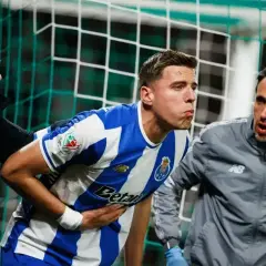 Piłkarz FC Porto, Jan Bednarek, odczuwa ból po kontuzji, wspierany przez sztab medyczny.