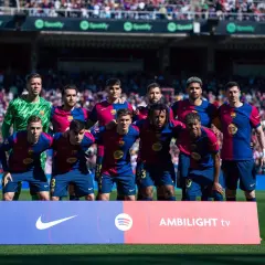 FC Barcelona B – zawodnicy w bordowo-granatowych strojach pozują do zdjęcia na murawie stadionu.