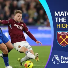 Składy: West Ham – A.F.C. Bournemouth. Piłkarze walczą o piłkę na boisku. W tle logo Premier League i nazwy drużyn.