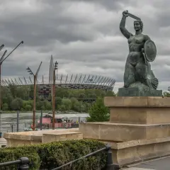 Syrenka Warszawska z tarczą i mieczem, w tle PGE Narodowy.