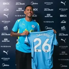 Nowy zawodnik Man City, Savinho, prezentuje koszulkę z numerem 26.