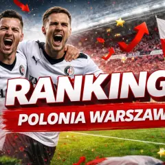 Dwóch piłkarzy Polonii Warszawa świętuje, na tle stadionu i flagi Polski. Napis "RANKINGI POLONIA WARSZAWA" sugeruje sukcesy klubu.