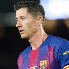 Robert Lewandowski, znany z gry na pozycji napastnika, w koszulce FC Barcelony.