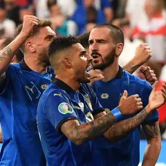 Piłkarze Włoch świętują po jednym z emocjonujących **euro 2020 mecze**.