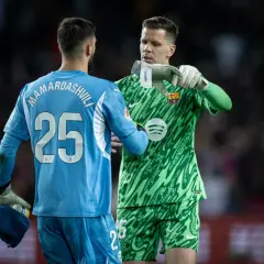 Dwóch bramkarzy, Mamardashvili i Ter Stegen, rozmawia na boisku. Czyżby wymieniali się doświadczeniami najlepsi bramkarze na świecie?