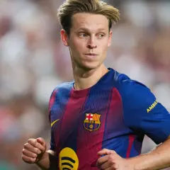 Frenkie de Jong w koszulce FC Barcelony, zamyślony, być może po kontuzji.
