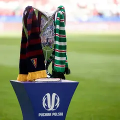 Trofeum Pucharu Polski z szalikami drużyn. Czekamy na losowanie!