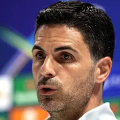 Mikel Arteta, trener Arsenalu, w skupieniu. Jego zawodnicy, Arsenal F.C., liczą na jego mądre decyzje.