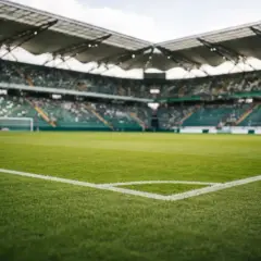 Piłkarskie boisko z trybunami wypełnionymi kibicami. Widok z narożnika boiska, gotowego na emocje w baraze 1 liga.