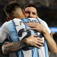 Radość po wygranej na mistrzostwach świata Argentyna. Messi obejmuje kolegę z drużyny.
