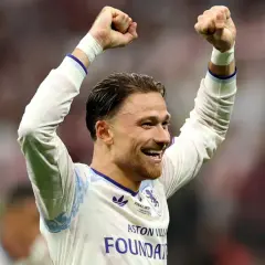 Matty Cash świętuje, podnosząc ręce do góry. Jego radość jest widoczna, a daty dołączenia do klubu są częścią jego historii.