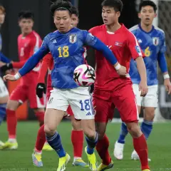 Piłkarze Japonii i Korea Północna w akcji podczas meczu.