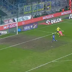 Piłkarz w żółtej koszulce strzela bramkę, bramkarz w czerwonym próbuje interweniować. Akcja z meczu o punkty w Ekstraklasie.