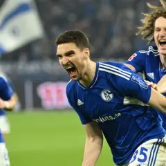 Piłkarze Schalke 04 świętują zwycięstwo nad Herthą. S04 w niebieskich strojach cieszą się z gola.