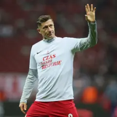 Zbigniew Robert Lewandowski w koszulce z napisem "Czas na naszą historię" pozdrawia kibiców.