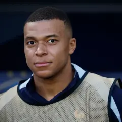 Kylian Mbappé, młody piłkarz z Francji, w kamizelce treningowej. Tak się pisze Mbappé.