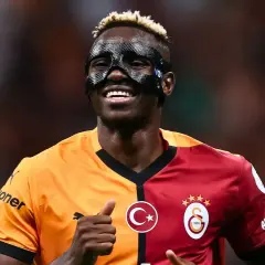 Piłkarz Galatasaray w masce ochronnej, gotowy na mecz z Liverpoolem.