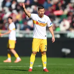 Piłkarz w białej koszulce i żółtych spodenkach z numerem 2, na boisku podczas meczu Lecce – Udinese.