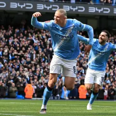 Erling Haaland i Riyad Mahrez z Manchesteru City świętują bramkę w meczu przeciwko Chelsea.