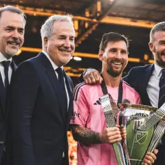 Lionel Messi z pucharem, obok niego David Beckham, jeden z właścicieli Inter Miami, świętują sukces.
