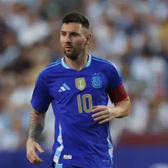Messi w błękitnej koszulce Argentyny z numerem 10, gotowy do gry w Copa América.