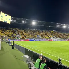 Stadion podczas meczu GKS Katowice – Wisła Płock. Wynik 1:0 dla gospodarzy. Tłumy kibiców na trybunach.