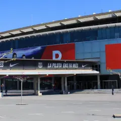 Stadion, gdzie gra Barcelona, z banerem Rakuten i herbem FCB.