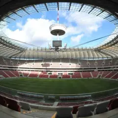 Widok na murawę i trybuny stadionu narodowego z otwartym dachem.