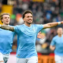 Piłkarz Lazio cieszy się z bramki przeciwko Udinese, z kolegami z drużyny w tle.