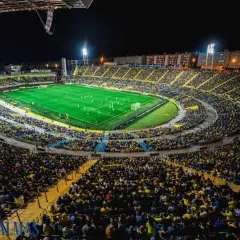 Nocny mecz na Estadio Gran Canaria, wypełnionym po brzegi kibicami w żółtych barwach.