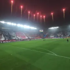 Piękna oprawa meczu SK Slavia Praga: fajerwerki nad stadionem i ogromny mural z podobiznami legend klubu.