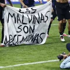 Piłkarze niosą transparent "Las Malvinas son Argentinas" po meczu Mistrzostw Świata 2024.