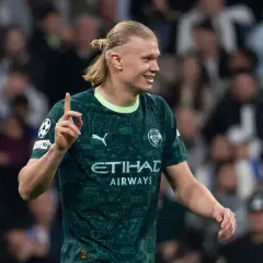 Erling Haaland z Man City, po strzeleniu bramki w meczu z West Ham, pokazuje palcem "jeden".