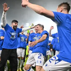 Piłkarze Lecha Poznań świętują zwycięstwo. Widzew Łódź przegrał, a statystyki meczu mówią same za siebie.