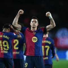 Robert Lewandowski świętuje kolejne bramki, podnosząc ręce w geście triumfu.