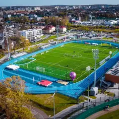 Nowoczesny stadion lekkoatletyczny i boisko piłkarskie w Katowicach, symbol rozwoju sportu w mieście.