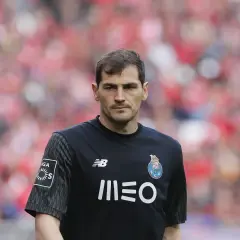 Iker Casillas, bramkarz FC Porto, w czarnej koszulce z logo klubu. Jego wzrost jest imponujący, co widać na boisku.